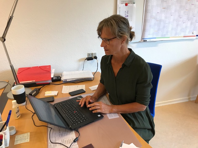 kvinde ved pc på kontor